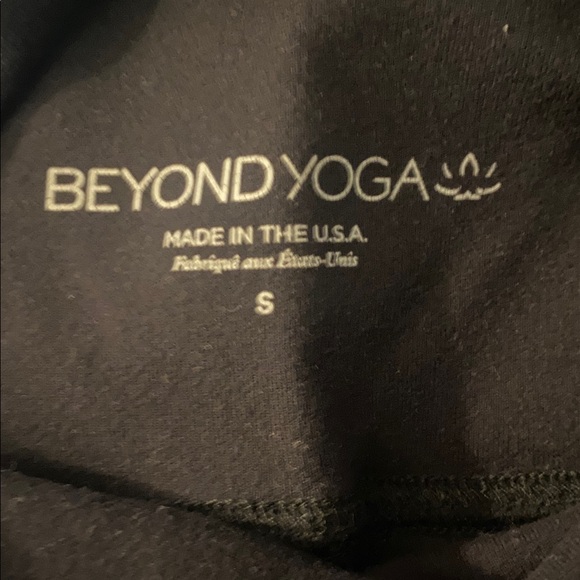 Beyond Yoga Classic Black active Leggings with pockets - Picture 4 of 5